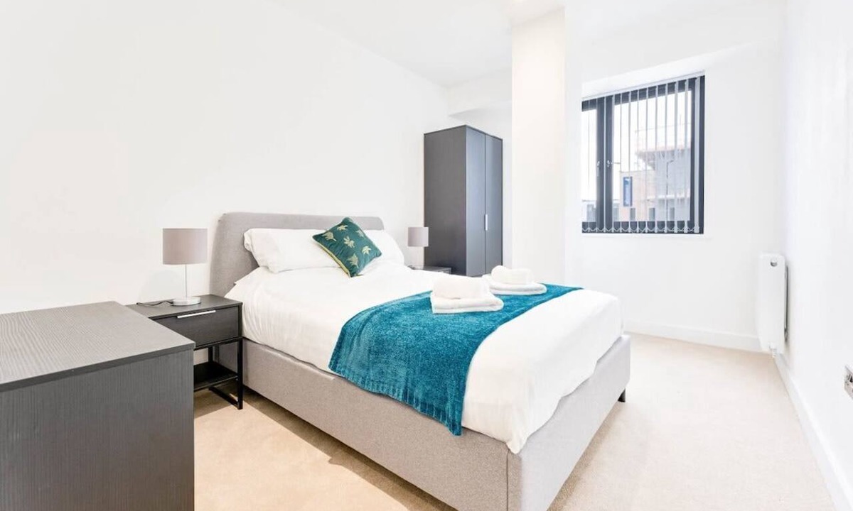 Barnt Green Apartment | Stylish 2BR Solihull Flat, Quick Train to NEC