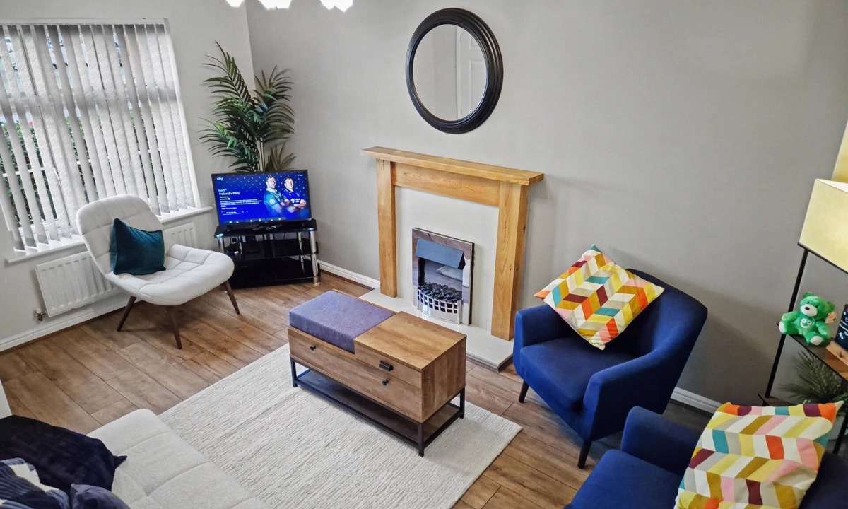 Solihull House | Stylish 2BR Solihull Stay | Near NEC | Parking | Garden
