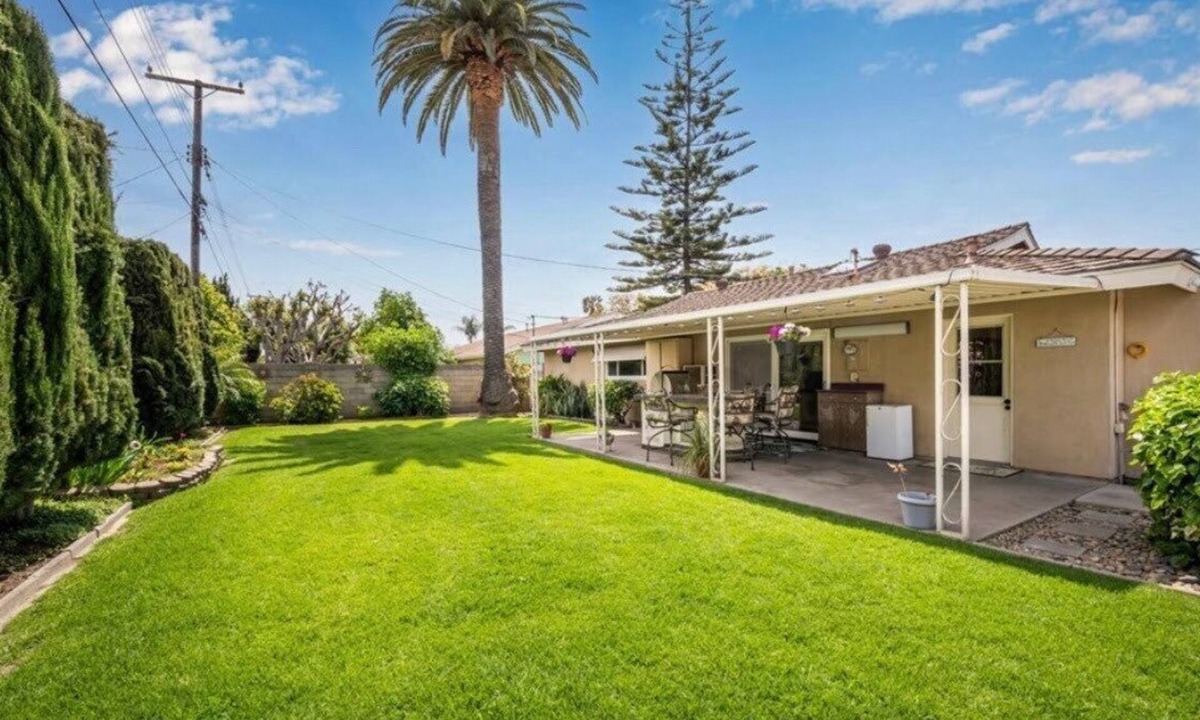 Southeast Anaheim House | Stylish 3-bedroom house with backyard & BBQ near Disneyland