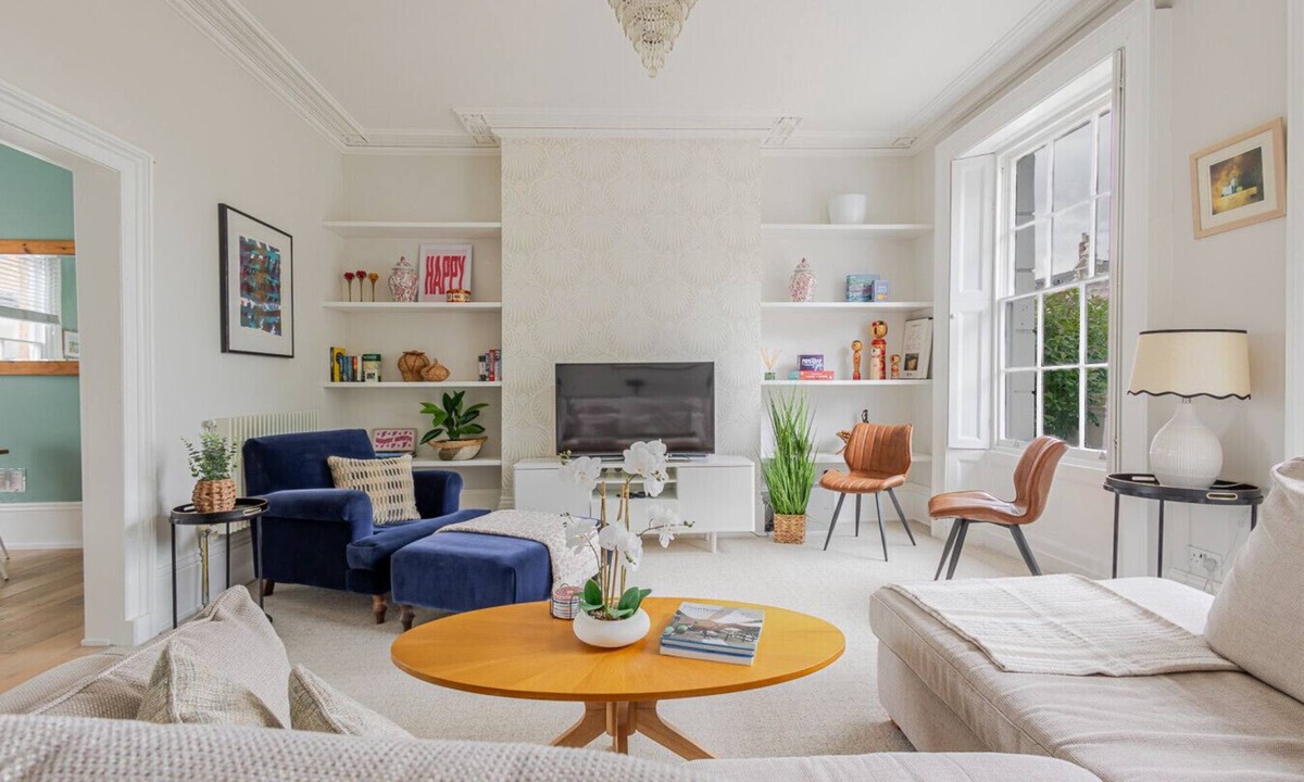 Leamington Spa Villa | Stylish 5-Bed Townhouse in Prime Leamington Spa