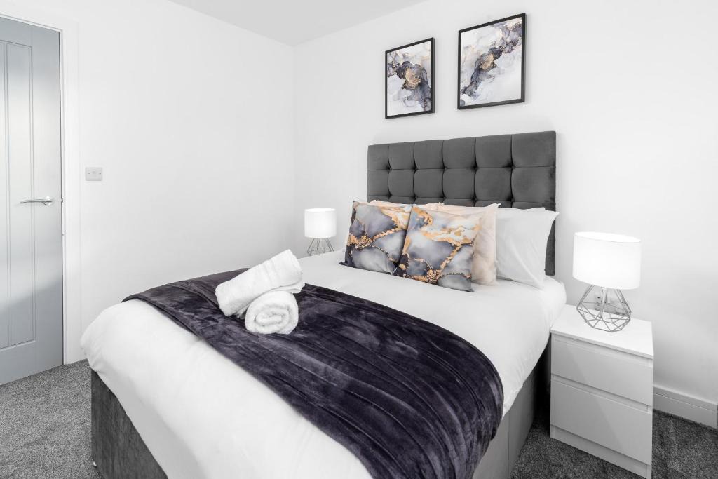 Smethwick Apartment | Stylish Apartment - 2 Bedrooms - Balcony - Parking - Netflix - Wifi - 7MC