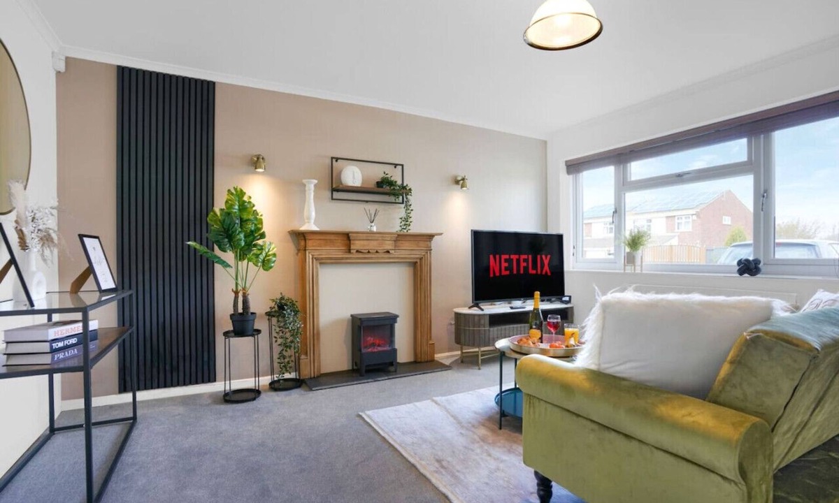 Wyken House | Stylish House Sleeps 6 Driveway Parking Garden Fast Wifi Self-Check-In Yoko Property