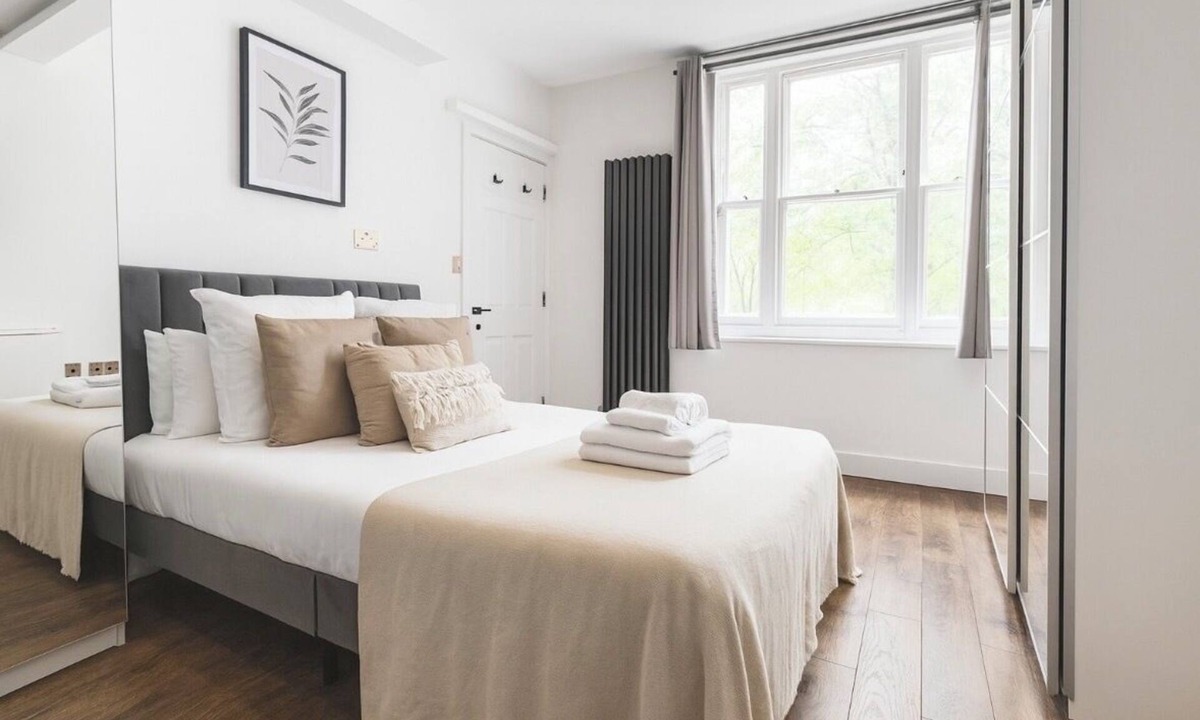 Hammersmith and Fulham Apartment | Stylish London Studio Close to Tube & City Centre