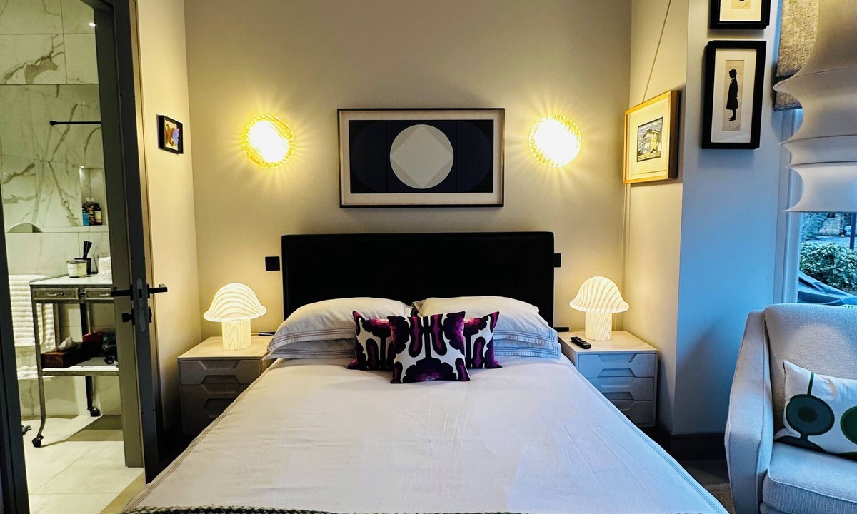 Queen's Park Apartment | Stylish Mid Century Double Room & En Suite Shower Room Queen’s Park London NW6
