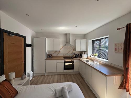 Whitwick Apartment | Stylish Modern Studio, Hotel-Quality Stay
