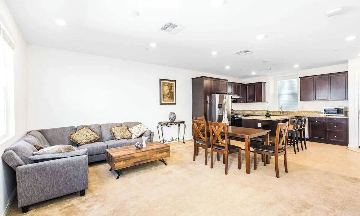 Eastvale Downs House | Stylish Retreat on Sendero Avenue – Perfect for Your Next Getaway #41351