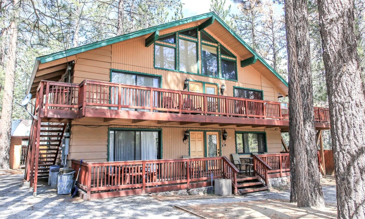 Summit Estates Condo | Summit Escape B - Rustic cabin with a hot tub and barbecue! Wood fireplace! Walk to Slopes!