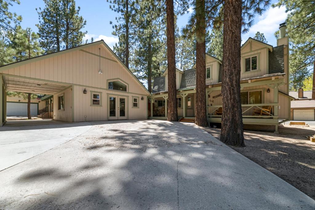 Summit Estates House | Summit Mountain Lodge - Amazing location just down the street from Snow Summit!