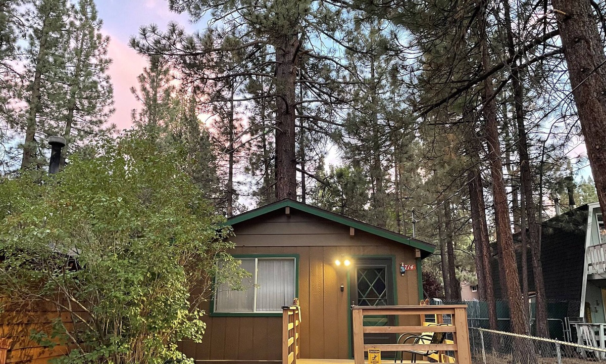 Big Bear City House | Sundown Cozy Cabin w/ Jacuzzi 🔸 Romantic Couples Getaway