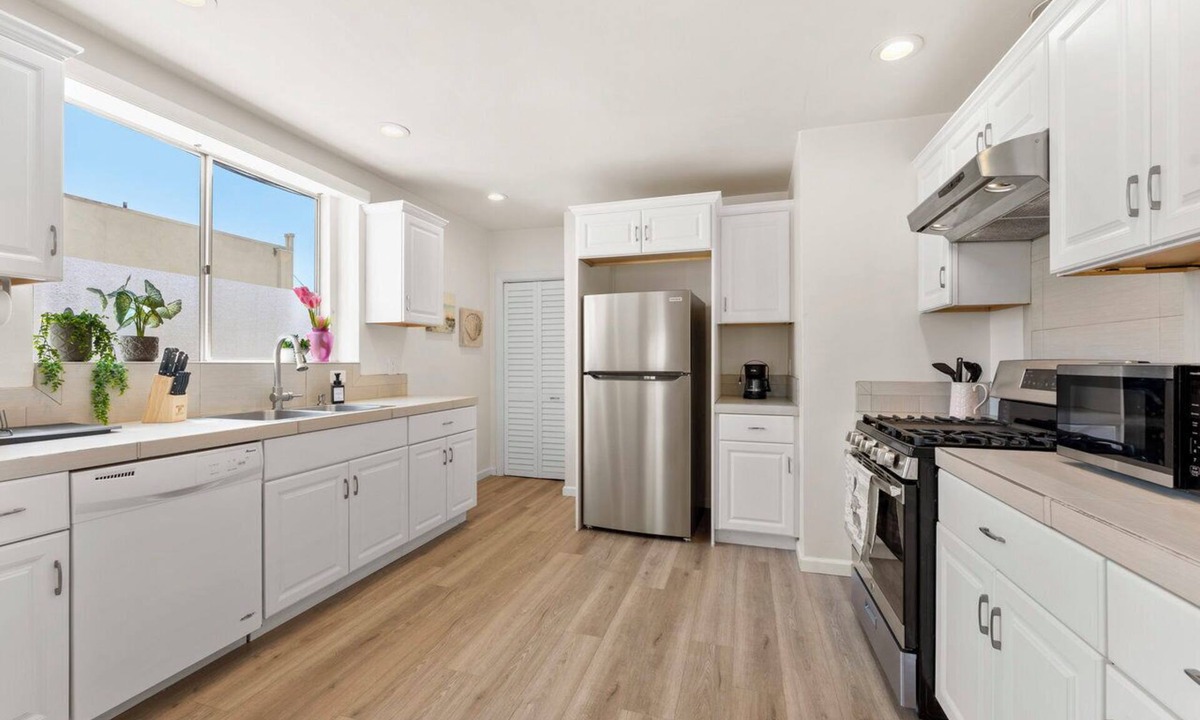Roseville - Fleet Ridge Apartment | Sunny 2BR - Mins to Ocean, Shops