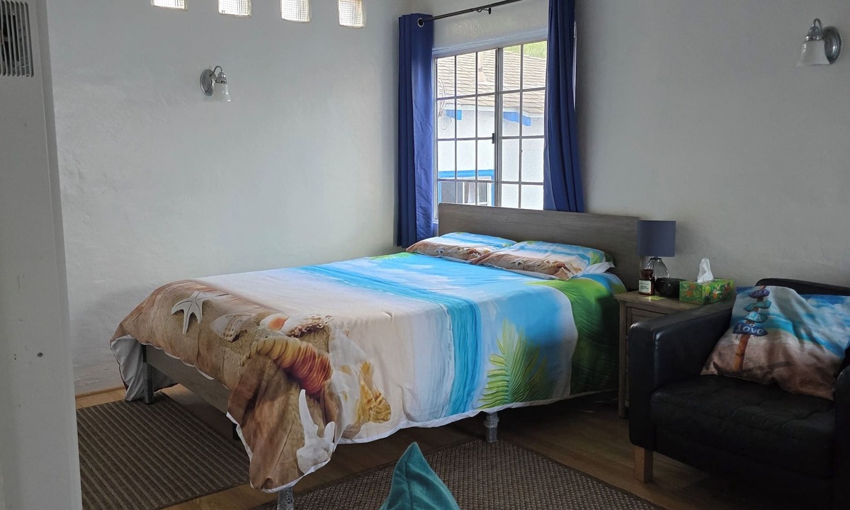Ocean Park Apartment | Sunny upstairs apartment 6 blocks from beach