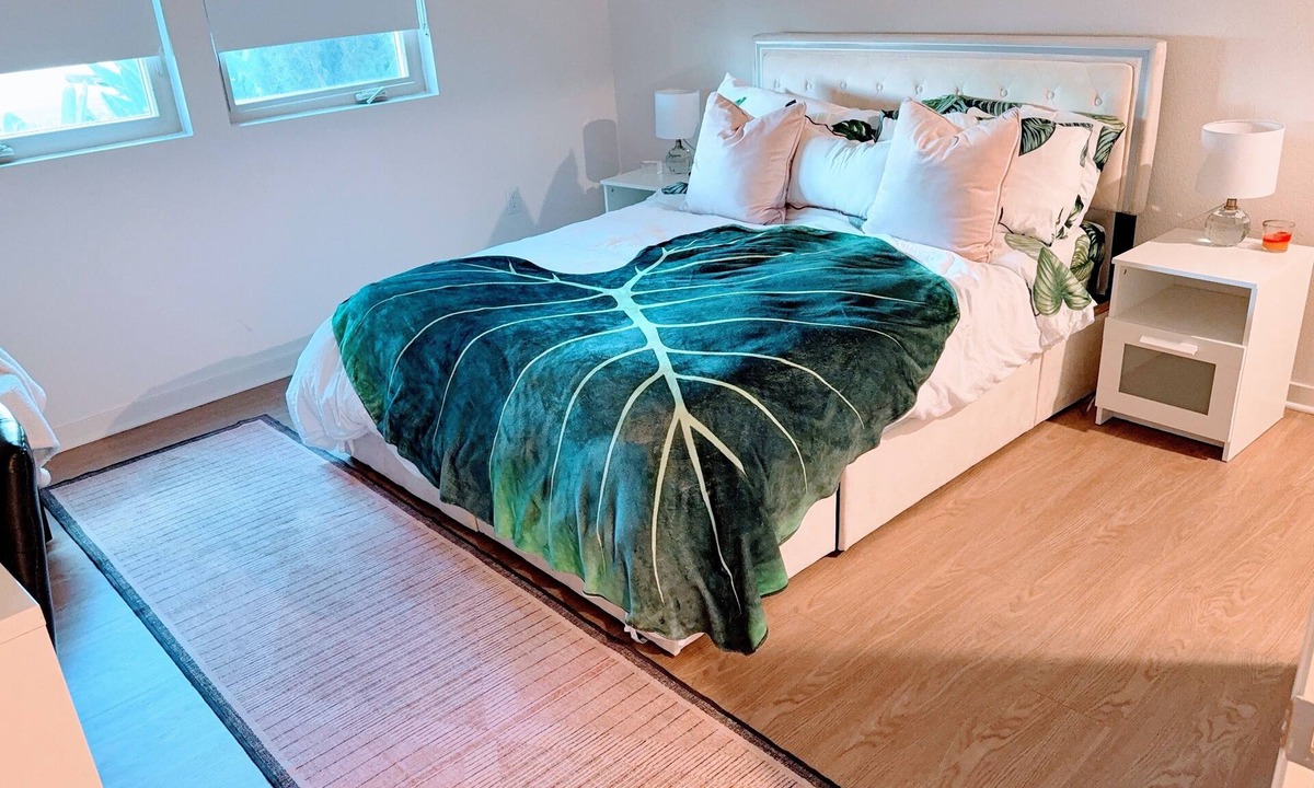 Airport Area Apartment | Sunny view in Irvine