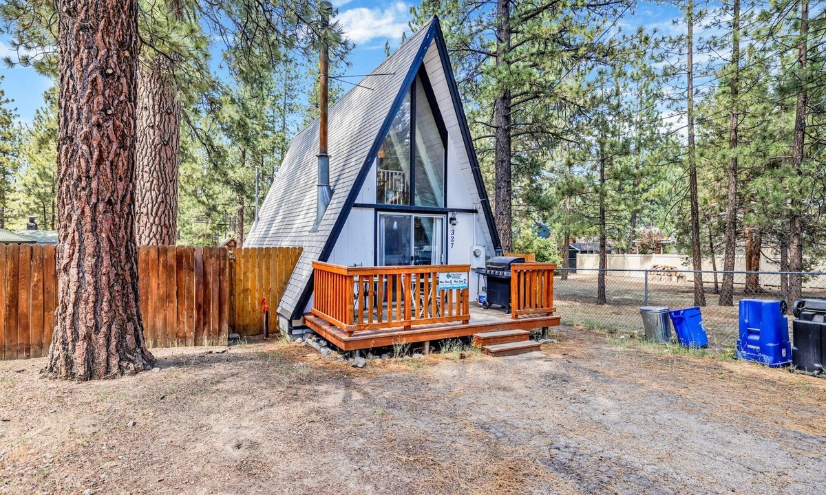 Big Bear City Cabin | Sunrise Retreat Cottage Big Bear- Hot Tub