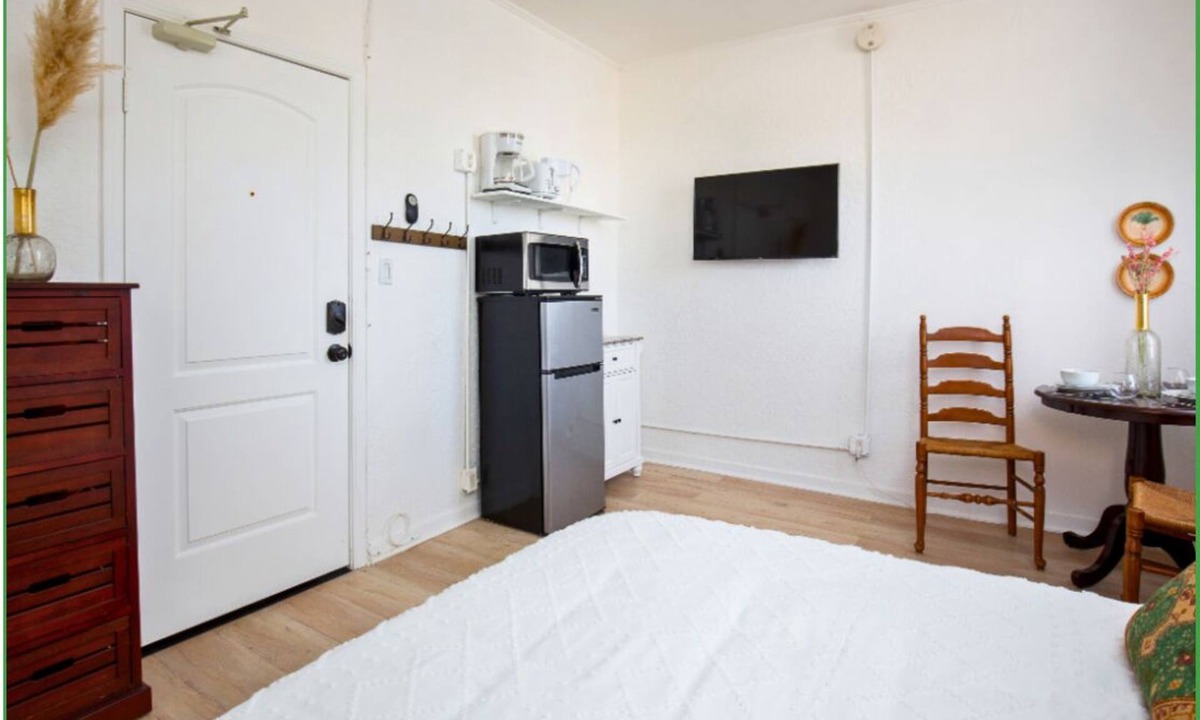Rampart Village Apartment | Sunset Bliss: Stylish Home in DTLA!