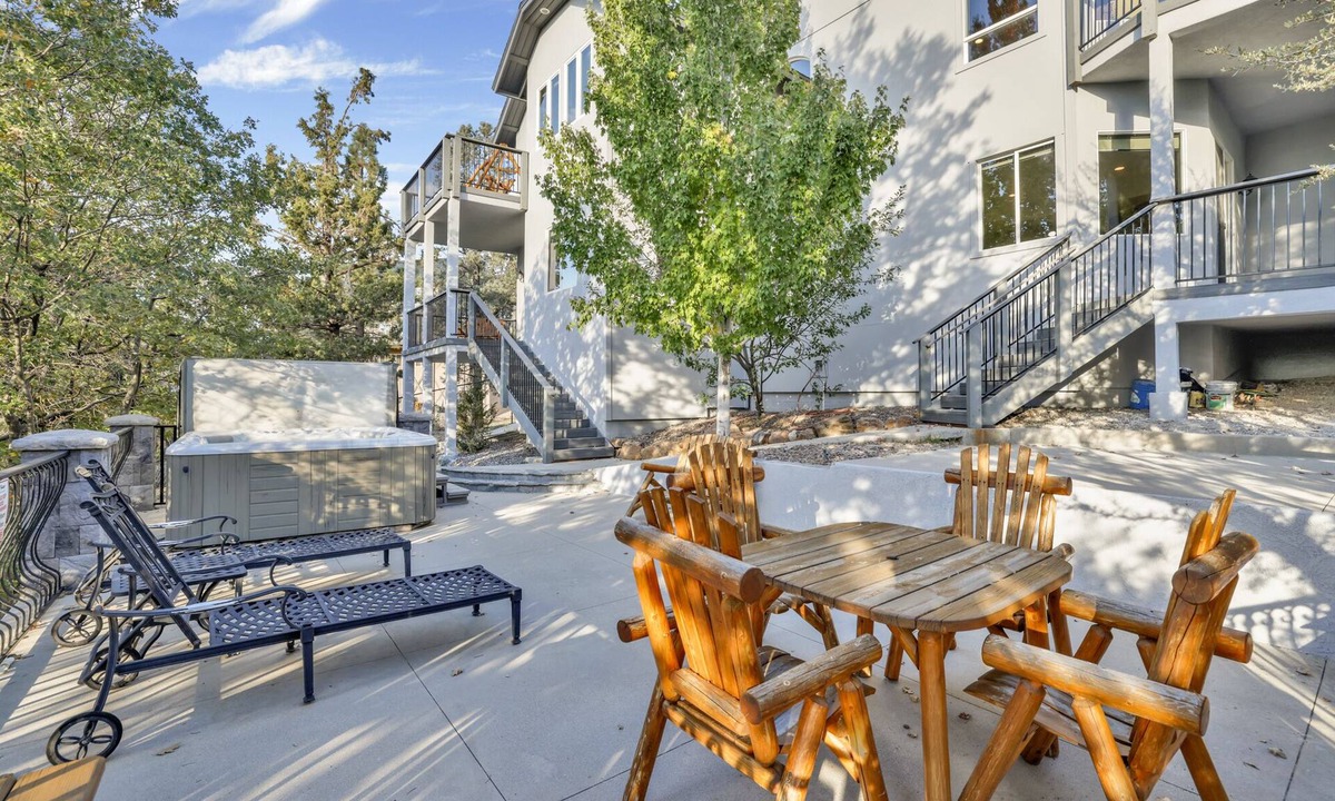 Castle Glen Estates Cabin | Sunset Ridge Villa at Big Bear ~ Hot Tub ~ Games ~ Multi-Level Luxe Chalet Retreat