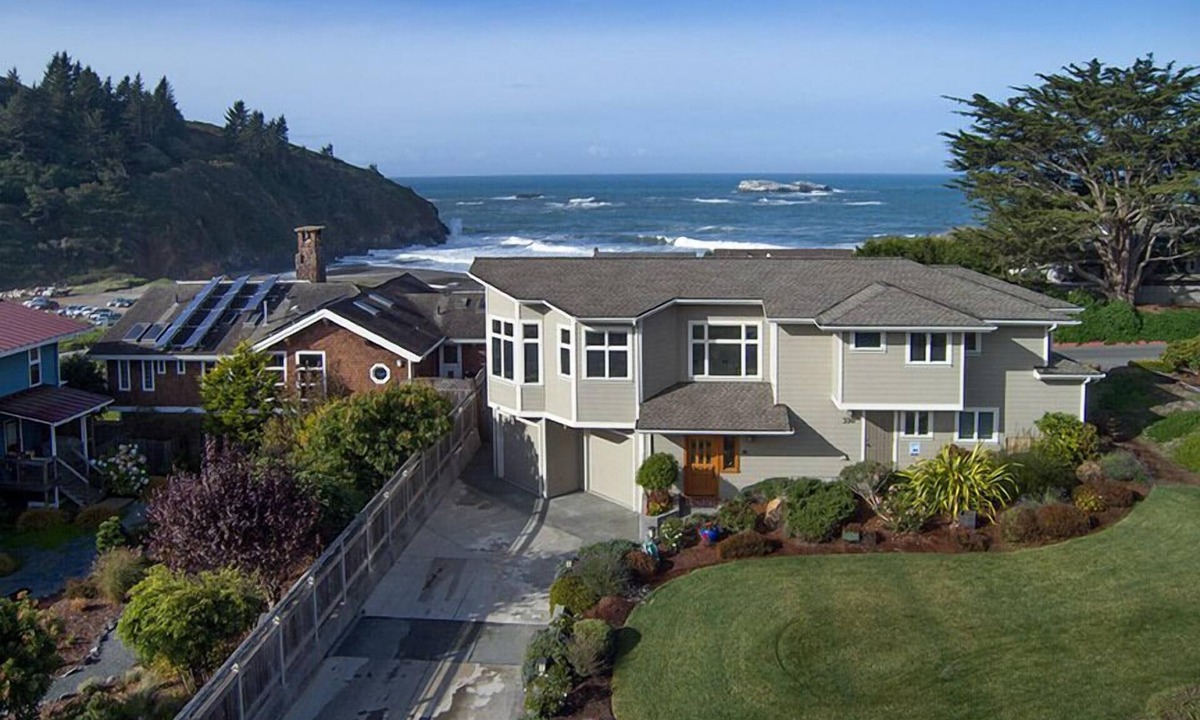 Trinidad House | Sunset Vista - Footsteps to the Beach & Pier!