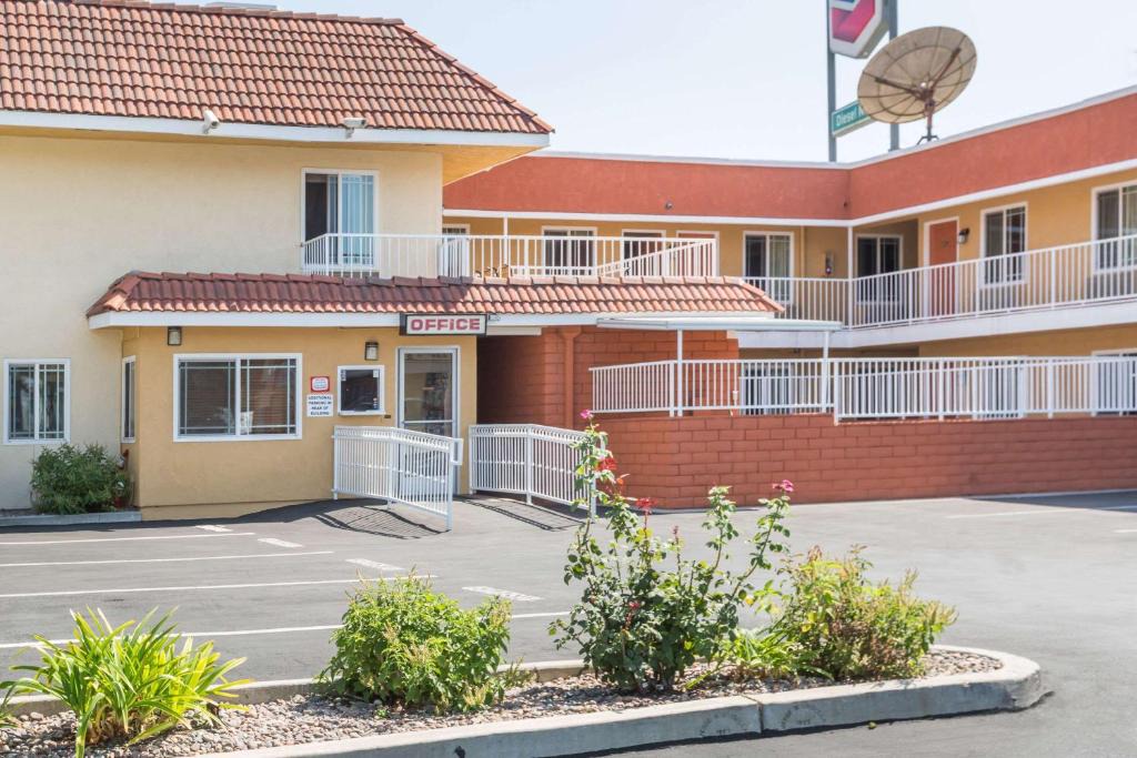 Azusa Hotel | Super 8 by Wyndham Azusa