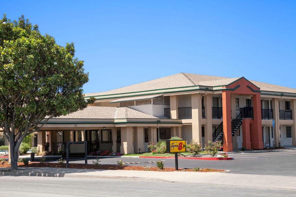 Salinas Hotel | Super 8 by Wyndham Salinas