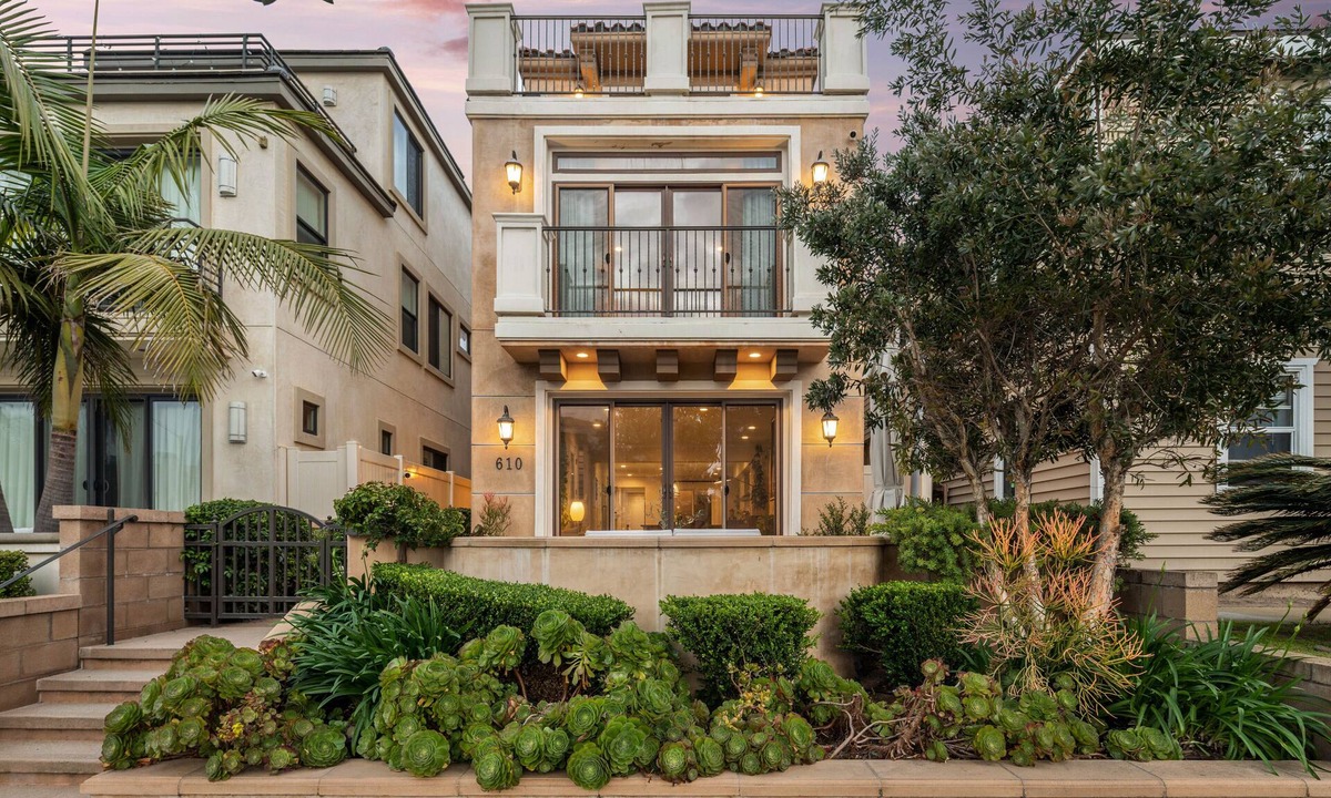Huntington Beach House | Surf, Sun &Fun! Beachside Bliss-4 Blocks to Waves