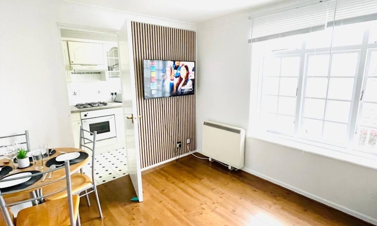 Chessington North and Hook Apartment | Surrey cosy winter retreat with direct travel 30 mins to Zone 1 London