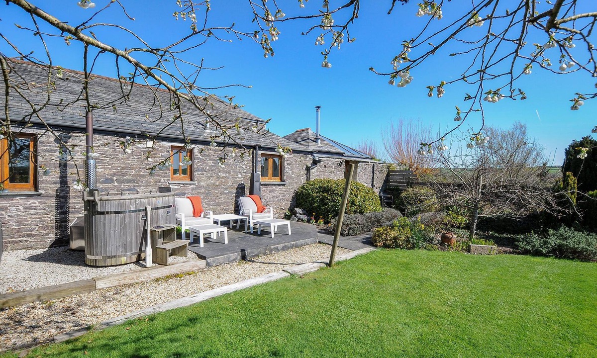 Saint Kew Cottage | SWALLOW BARN, romantic, with hot tub in St Kew