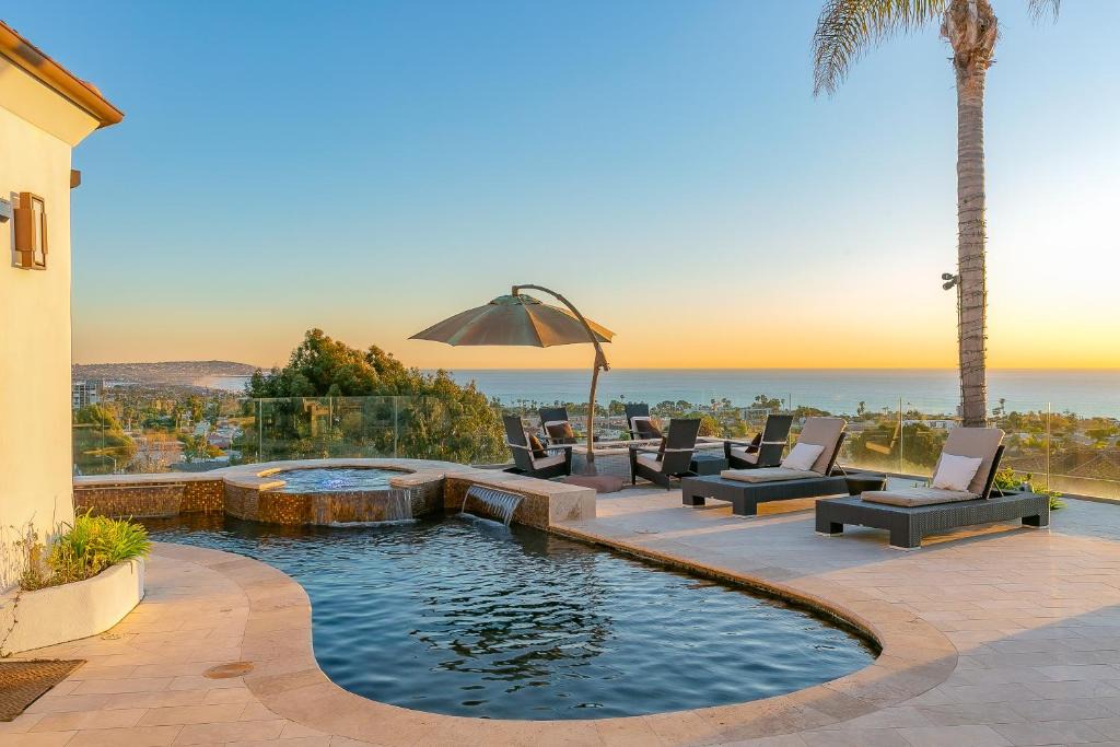 La Jolla Mesa House | Sweeping Sunsets