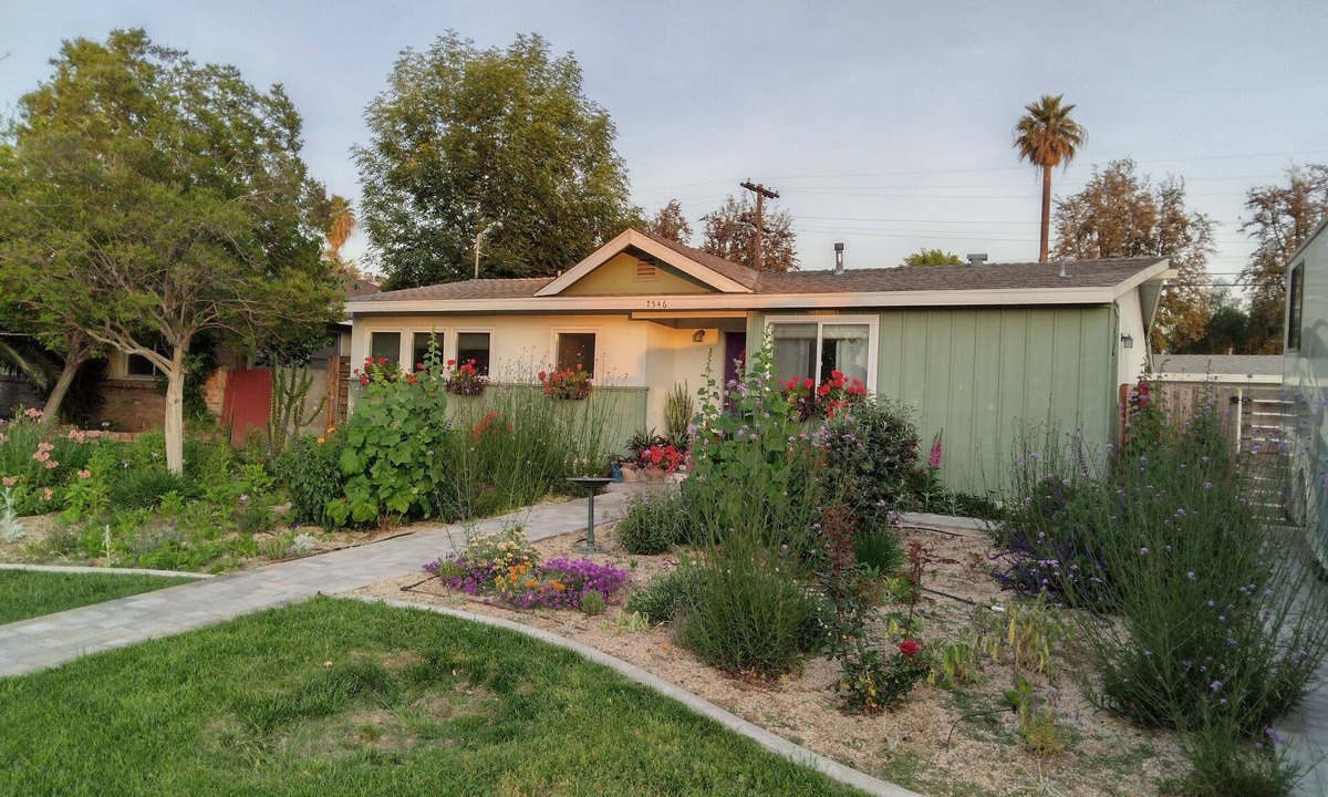 Riverside House | Sweet Garden Bungalow with No Extra Fees