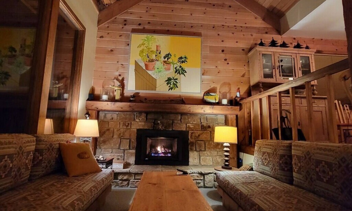 Kingswood Estates Cabin | Tahoe charm - short distance from skiing and Lake Tahoe!