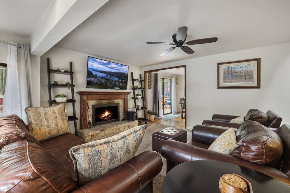 Black Bart House | Tahoe Retreat | Yard, BBQ & Hot Tub | Sleeps 6