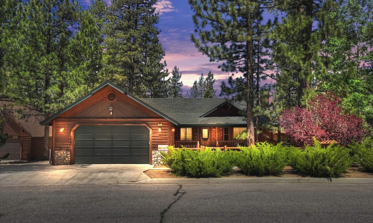 Eagle Mountain Estates Cabin | Teakwood Cozy Wood Cabin with Fireplace