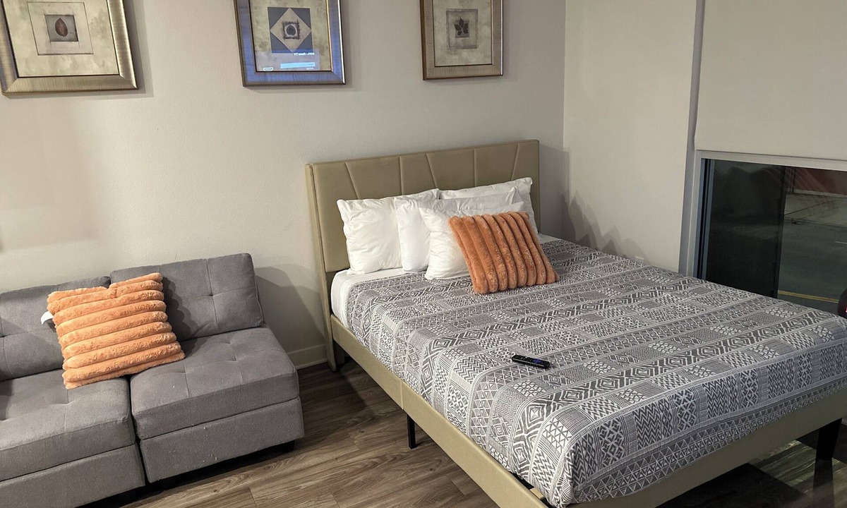Hollywood Apartment | Terrific 1-bedroom apartment in Los Angeles with WiFi Selma 3