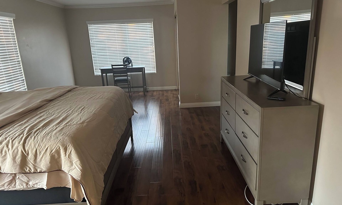 Walnut House | Terrific 4-bedroom house with AC in Walnut