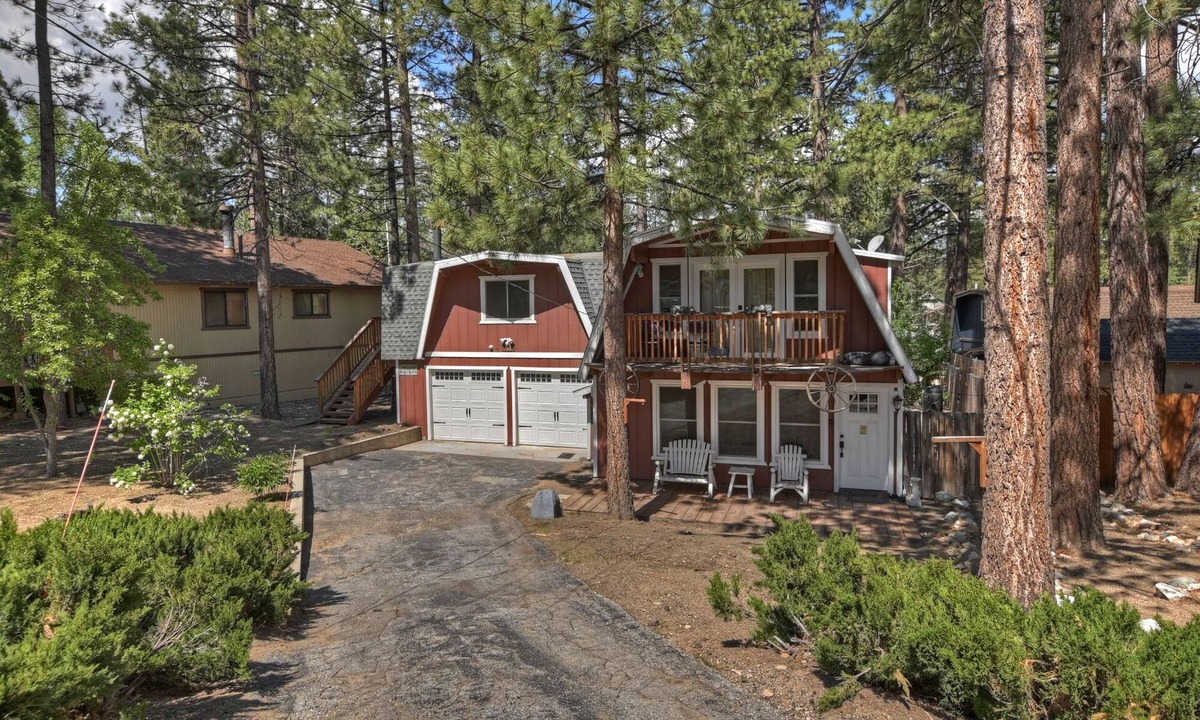 Fox Farm House | The Barn by Destination Big Bear : Pet Friendly! Foosball! Cable & WiFi! Fenced Backyard! Propane BBQ! Wood Burning Fireplace! Hot Tub!