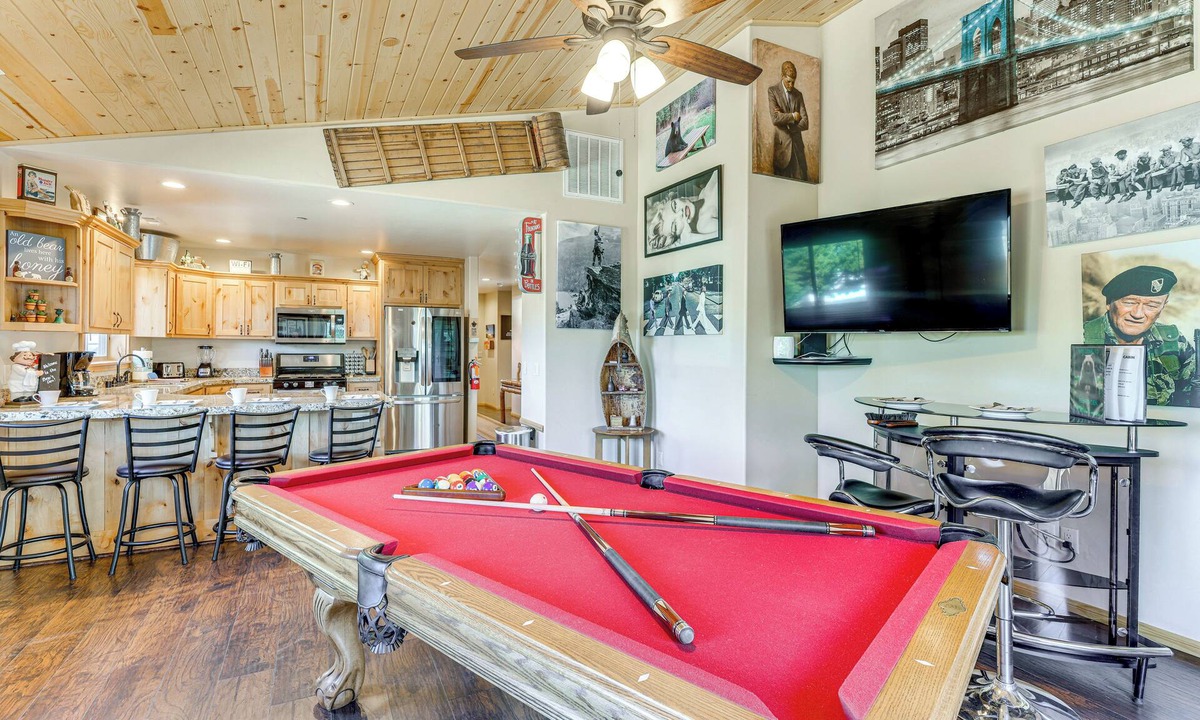 Woodlands Cabin | 'The Bear's Den' Cabin: 8 Mi to Snow Summit!
