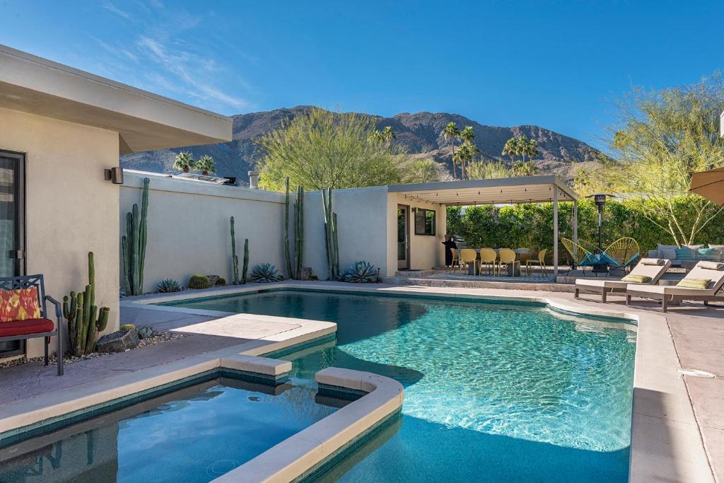 Magnesia Falls Cove House | The Biskra House