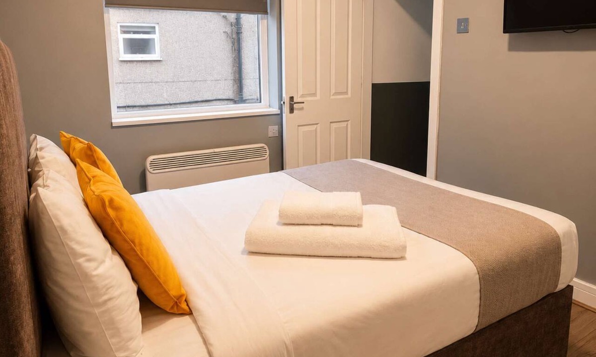 Blackpool Town Center Apartment | The Central Suite-4 Bedroom Apartment with Bathroom & 1 Ensuite Bedroom