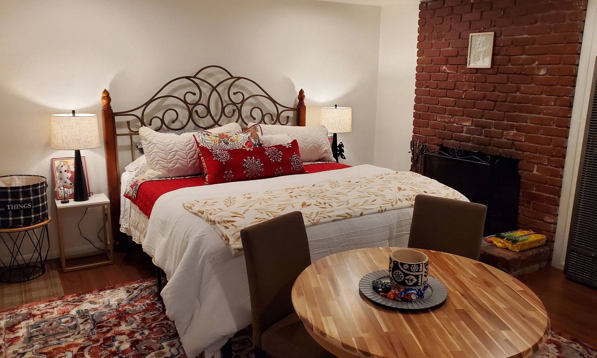 Twin Peaks Cabin | The Christmas Pine Cabin at The Twin Peaks Lodge