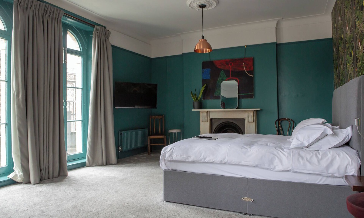 Peninsula House | The Crown Rooms