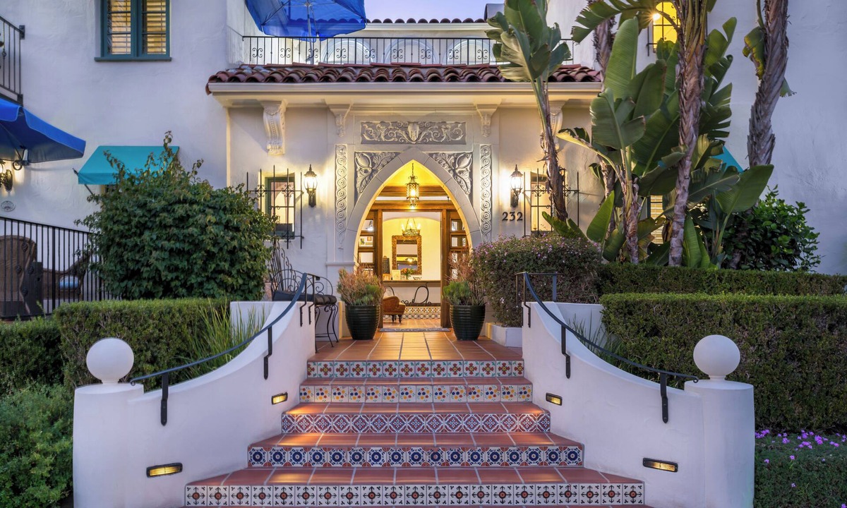 West Beach Bed & Breakfast | The Eagle Inn
