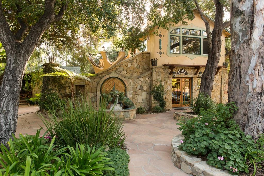 Ojai Hotel | The Emerald Iguana Inn