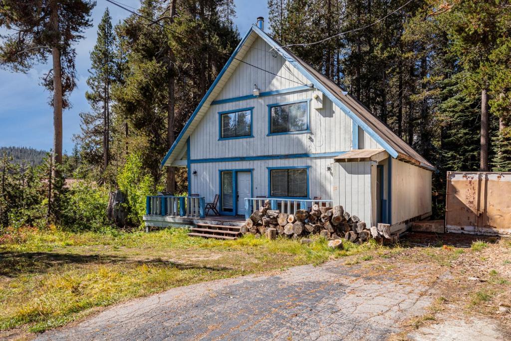 Serene Lakes Ski Chalet | The GDF Skoien Cabin