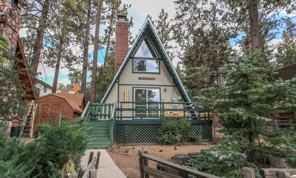 Moonridge House | The Getaway - Close to Slopes, Zoo & Golf course, Deck, Barbecue
