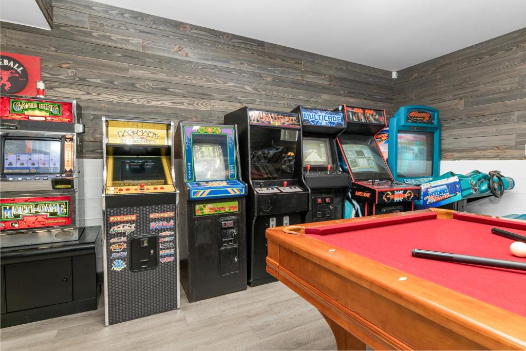 Fox Farm House | The Grizzlies Den - Log style cabin located in the desirable Fox Farm area! Games and arcade!