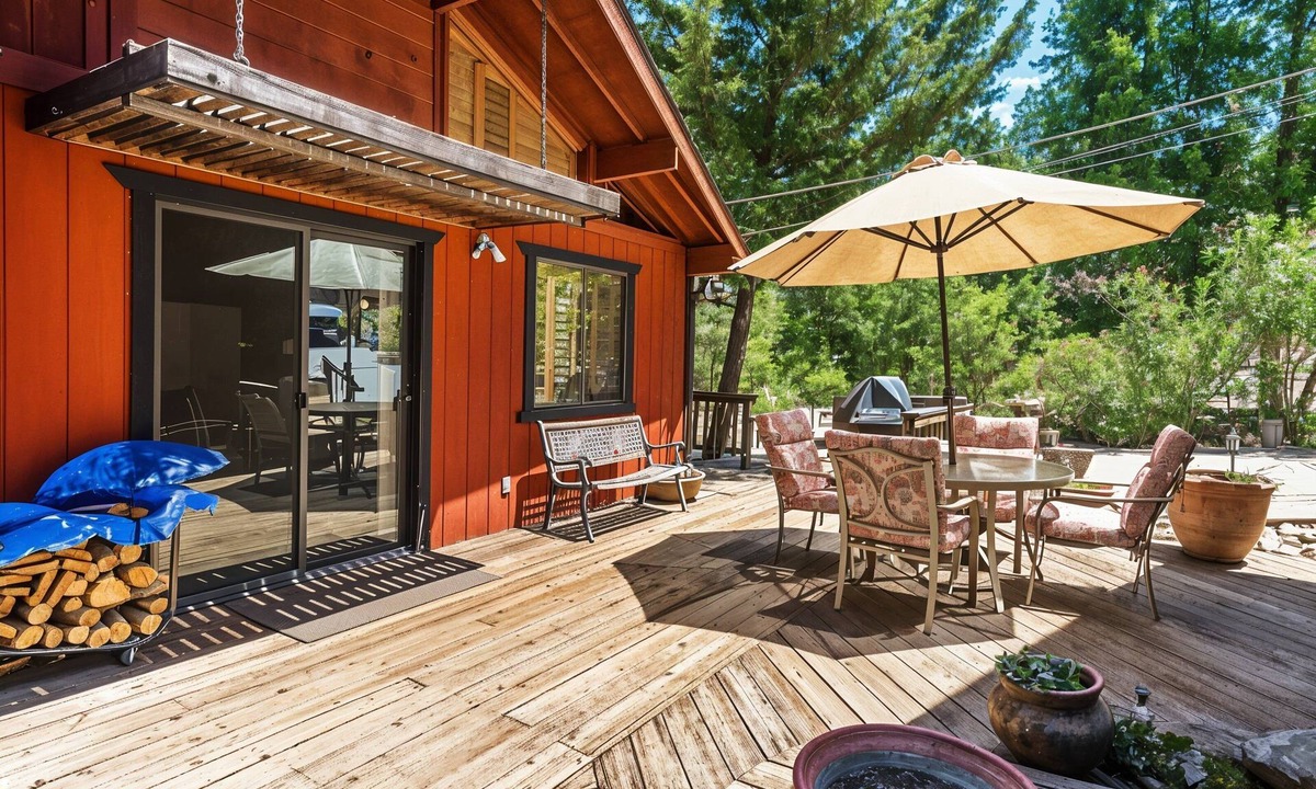 Groveland House | The Hideout - Pet Friendly - The Perfect Spot for a Relaxing Yosemite Vacation by Yosemite Region Resorts