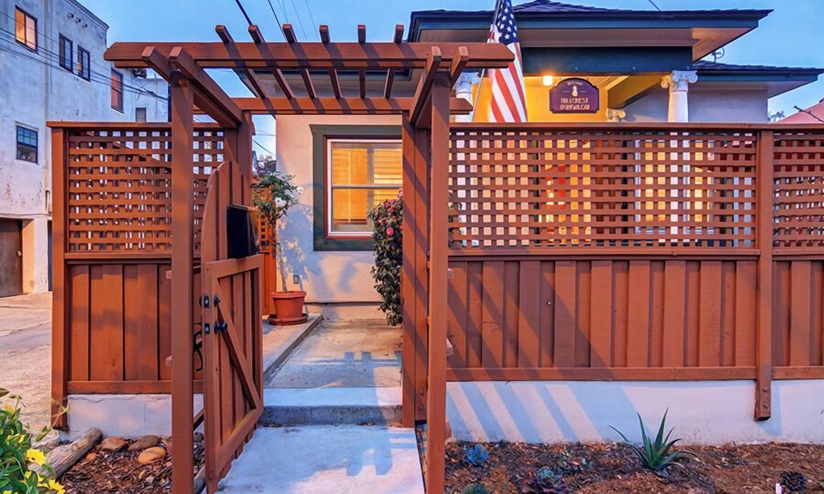 University Heights House | The Hillcrest Bungalow.NO Deposit City Center Location, 15 min to Beaches