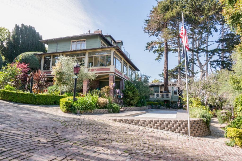 Monterey Bed & Breakfast | The Jabberwock Bed & Breakfast