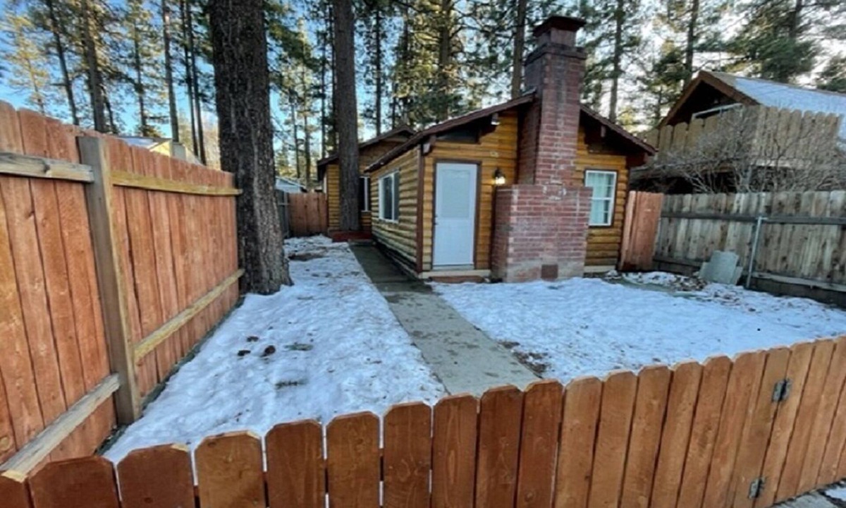 Big Bear City Cabin | The landing cottage is a cozy cabin close to Ski Resorts & Shops. Relax & Enjoy!
