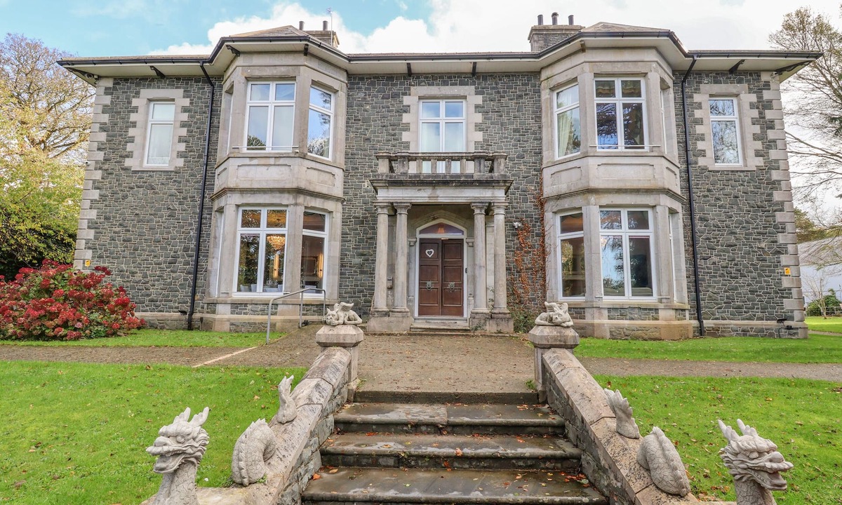 Bontnewydd House | THE LLOYD GEORGE, family friendly in Bontnewydd, Gwynedd