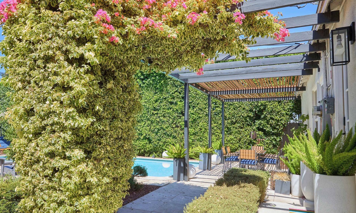 Lake Balboa House | The Oasis | Sleeps 6 | Private Pool & Garden