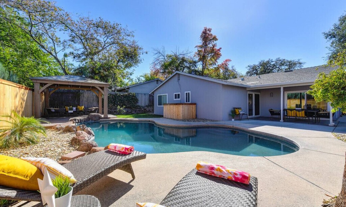 Sacramento House | The PALM House Pool 10 min to RosevilleGaleria Airport Grill Sacramento Downtown